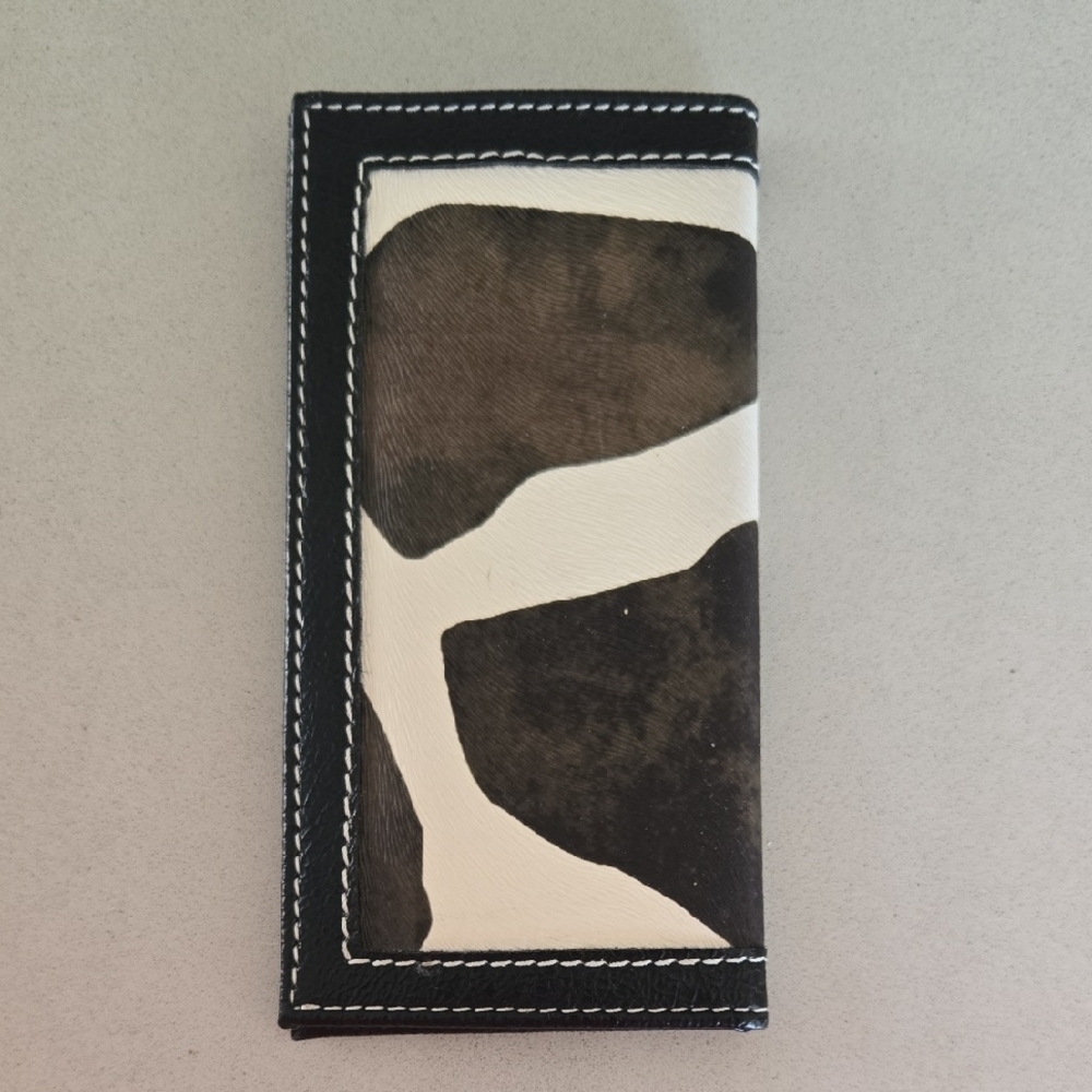 NWOT Stylish Giraffe Pattern Checkbook Cover - Picture 2 of 3